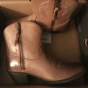NEW IN THE BOX Ariat Darlin ankle western boots!